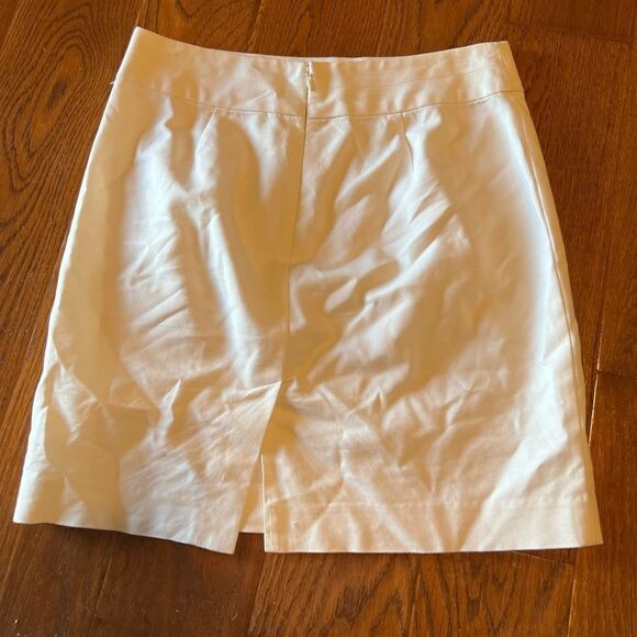 Beautiful Banana Republic size 6 petites white mini skirt with slit at back - Picture 2 of 5